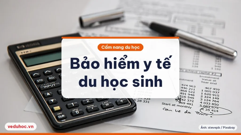 Máy tính bỏ túi, bút và giấy tờ chi phí trên bàn, minh hoạ phí bảo hiểm y tế du học sinh