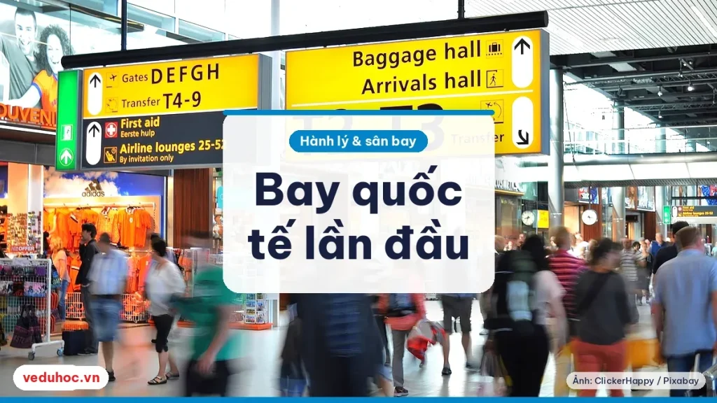 Sảnh sân bay đông người với biển chỉ dẫn nhà ga và khu nhận hành lý