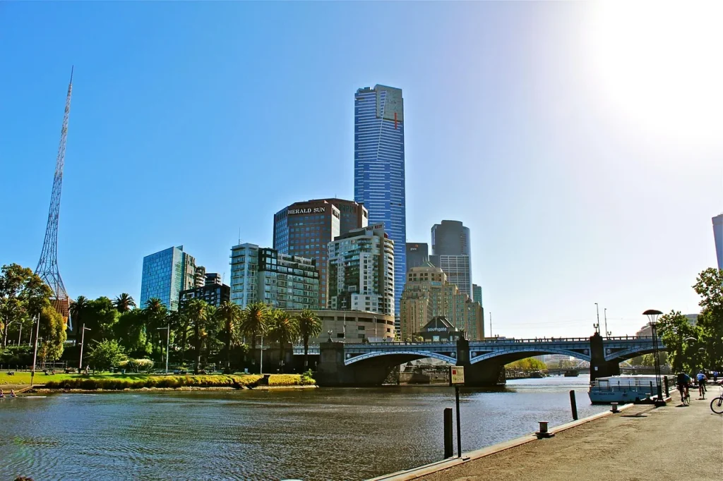 Các toà nhà cao tầng và sông Yarra ở trung tâm Melbourne dưới trời nắng, minh hoạ du học Úc