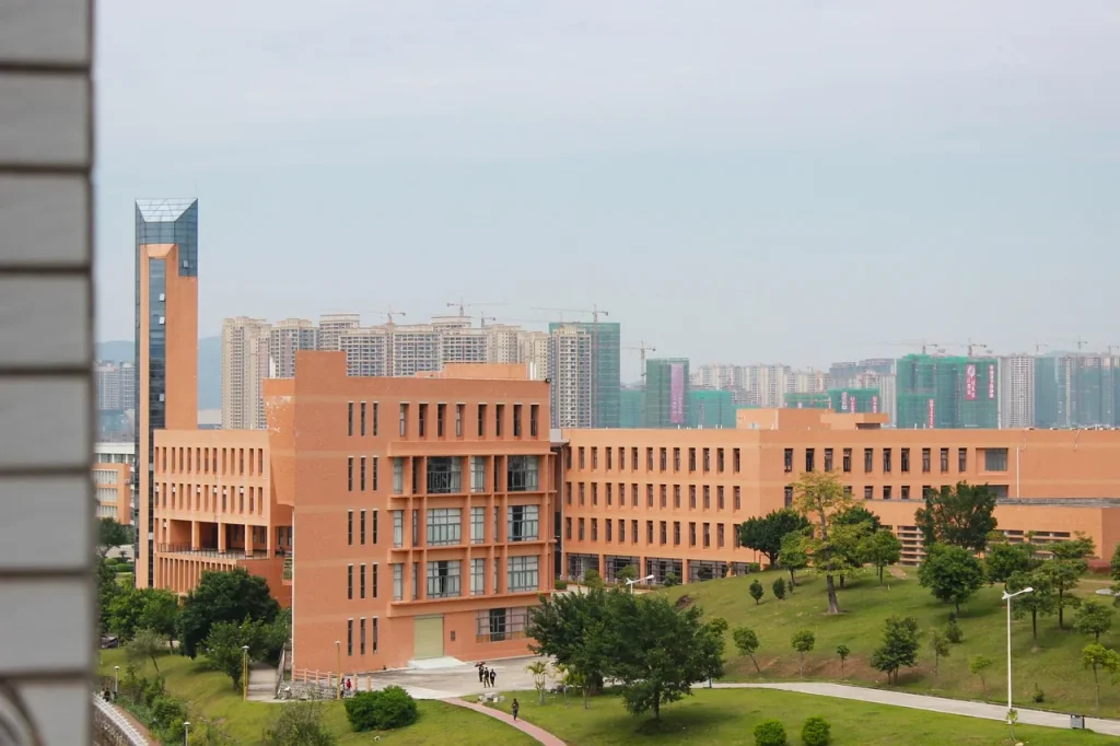 Các toà nhà gạch đỏ của một khuôn viên đại học bên bãi cỏ, minh hoạ ngôi trường mà người nộp hồ sơ cân nhắc chọn