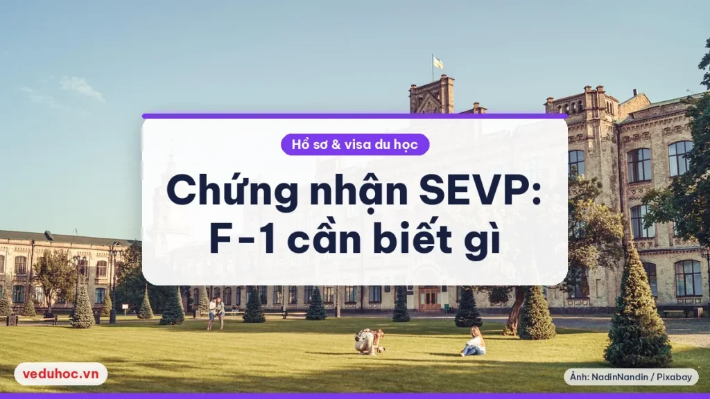 Toà nhà gạch cổ điển trước bãi cỏ xanh dưới trời quang, minh hoạ khuôn viên trường đại học Mỹ