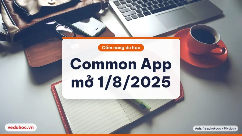 Cuốn sổ kẻ dòng mở sẵn với cây bút bên tách cà phê và máy tính, minh hoạ việc phác bài luận Common App