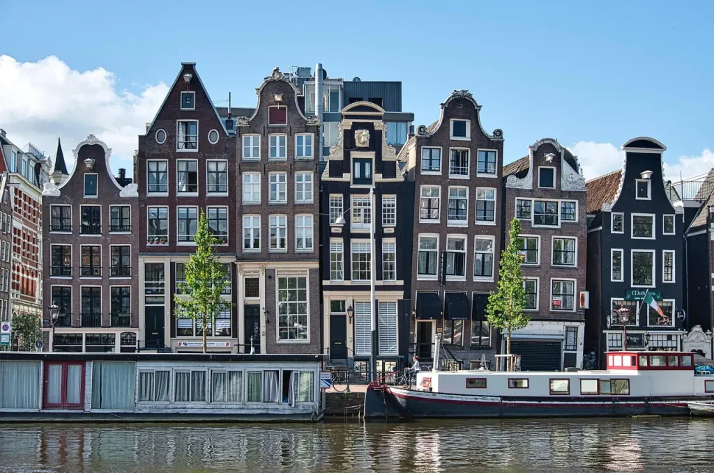 Dãy nhà bên kênh đào ở Amsterdam, điểm đến của đường bay thẳng từ Hà Nội