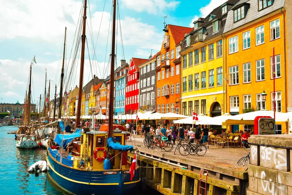 Dãy nhà nhiều màu bên kênh Nyhavn ở Copenhagen cùng thuyền buồm, minh hoạ điểm đến Đan Mạch