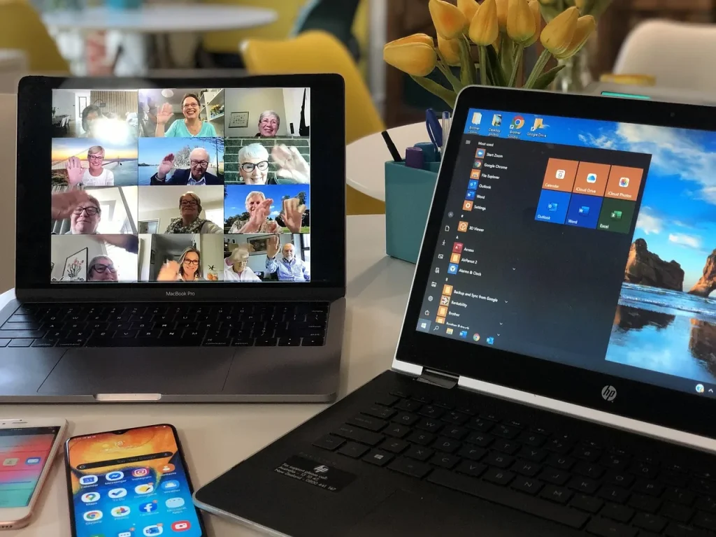 Điện thoại đặt trên bàn đang hiện cuộc gọi video