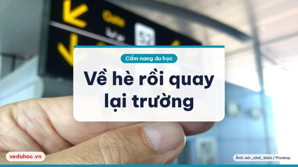 Những người đi đường thu nhỏ đứng trên đầu ngón tay trước bảng cổng sân bay