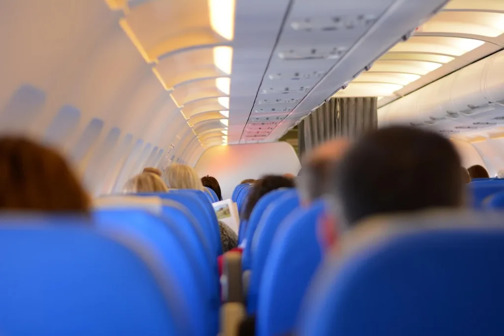 Hàng ghế hành khách nhìn từ phía sau trong khoang máy bay, minh hoạ nơi để sạc dự phòng