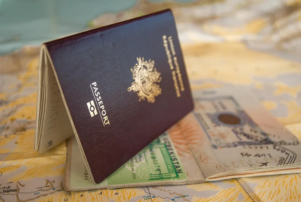 Hộ chiếu đặt trên tấm bản đồ cùng các con dấu visa, minh hoạ hồ sơ xin visa