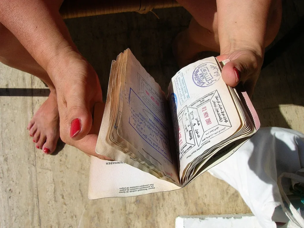 Tay cầm hộ chiếu có nhiều dấu visa và nhập cảnh