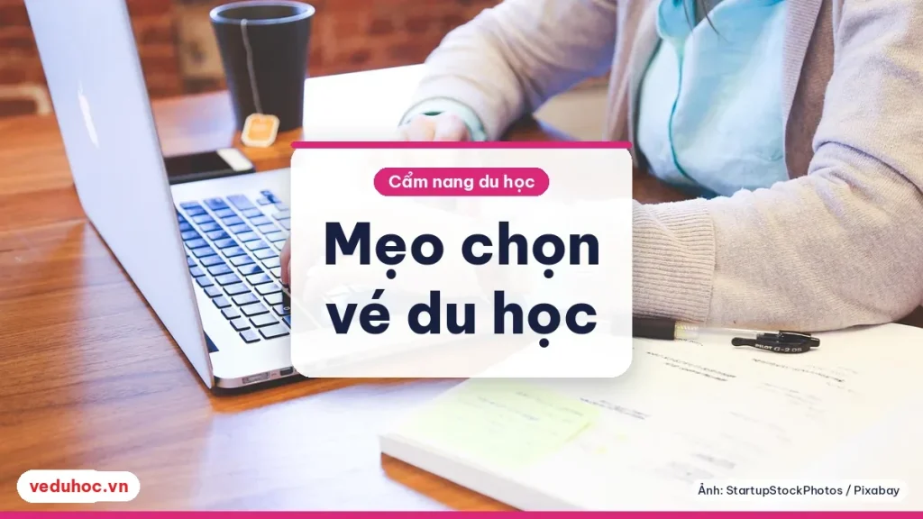 Người dùng laptop ghi chép khi so sánh các lựa chọn vé máy bay