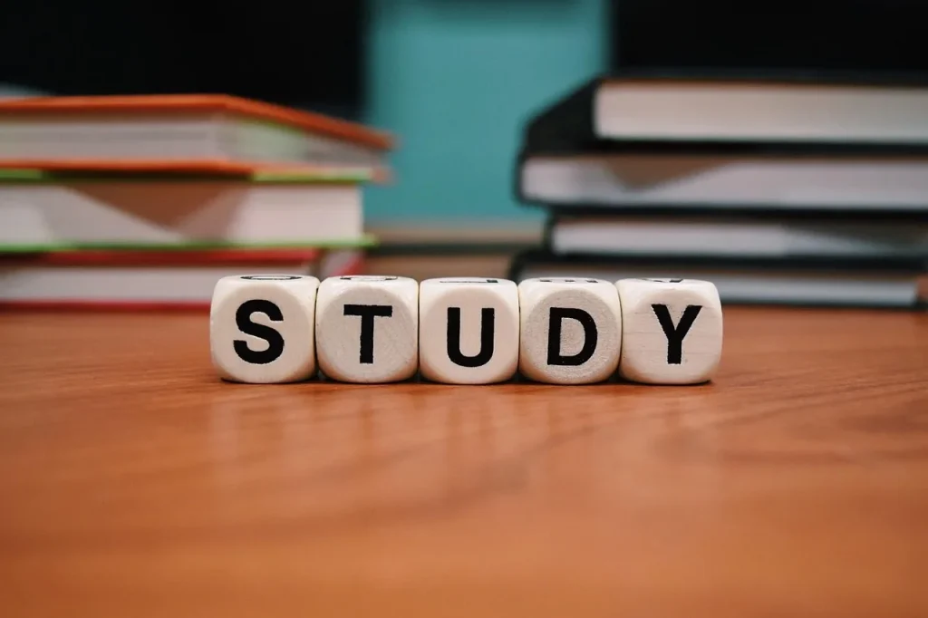 Một bạn trẻ đang đọc thư và giấy tờ trên bàn học, minh hoạ bước xử lý hồ sơ sau khi có thư nhập học
