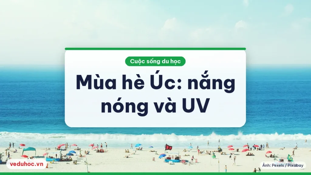 Bãi biển cát sáng với biển xanh và nhiều ô che nắng nhỏ, gợi mùa hè nắng nóng ở Úc