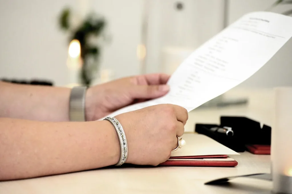 Người đọc tài liệu chính thức bên bàn làm việc khi tìm hiểu chính sách visa