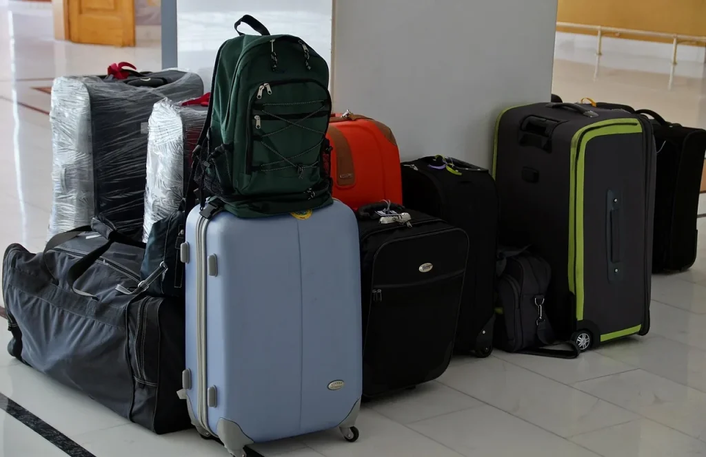 Nhiều vali và ba lô xếp cạnh nhau trong sảnh, minh hoạ hành lý của hành khách ở sân bay