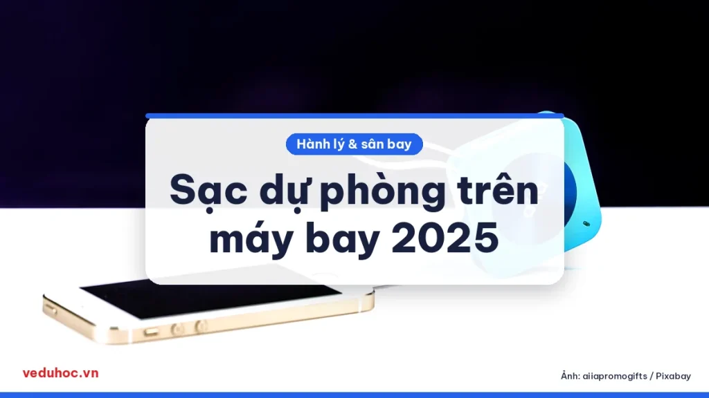 Điện thoại đặt cạnh sạc dự phòng màu xanh trên mặt bàn trắng, minh hoạ quy định mang sạc dự phòng khi bay