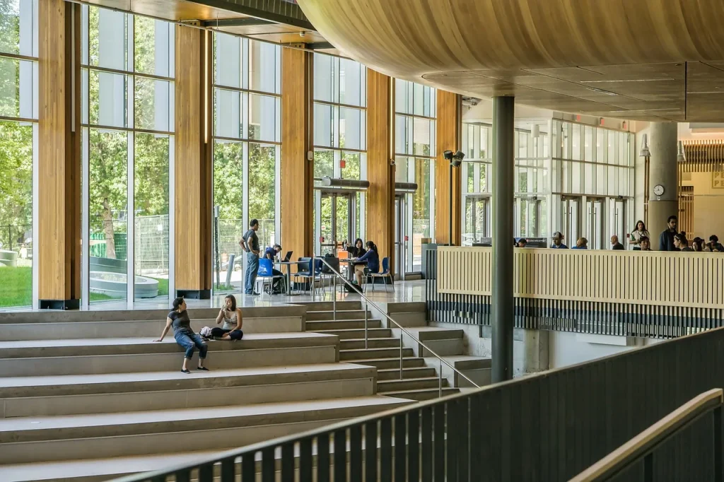 Sinh viên đi bộ trong khuôn viên một trường học ở Canada