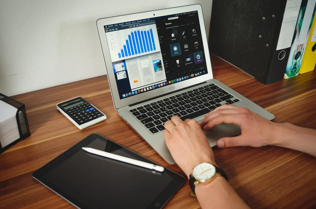 Sinh viên ngồi bên laptop chuẩn bị hồ sơ visa du học Úc nộp từ ngoài nước