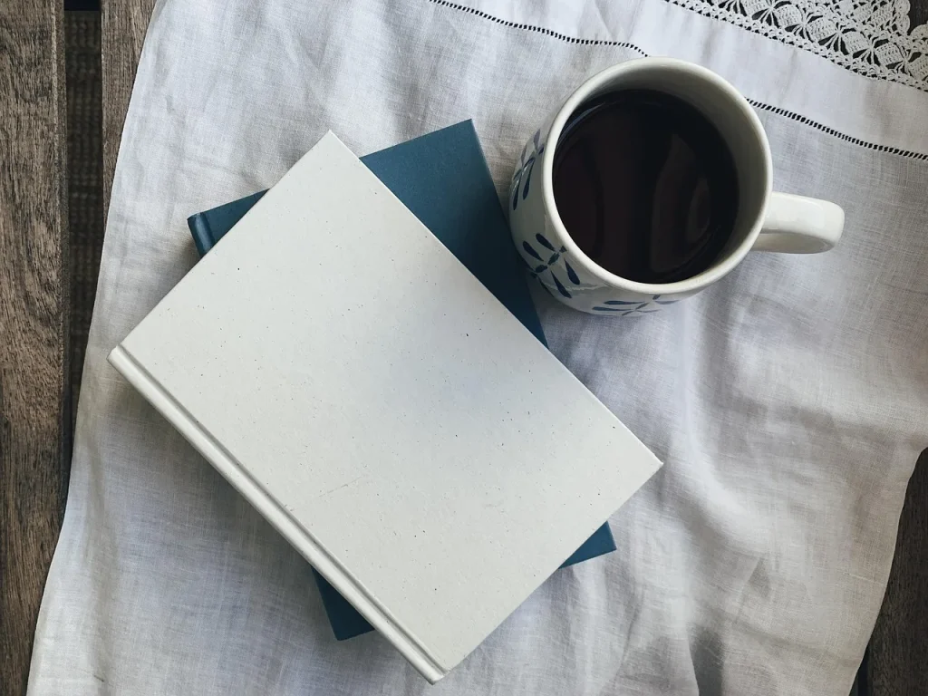 Sinh viên ngồi với máy tính tại quán cà phê, minh hoạ việc cân đối giờ học và giờ làm thêm