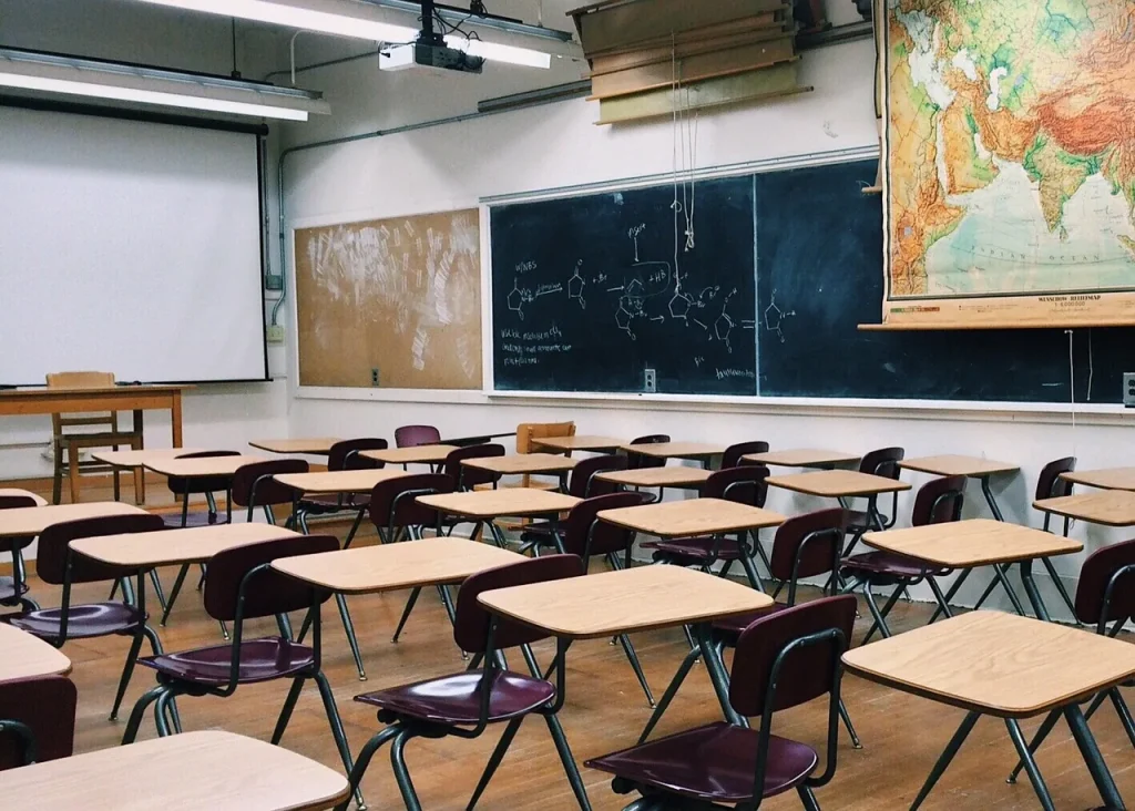 Sinh viên phục vụ tại quầy cà phê trong khuôn viên trường đại học