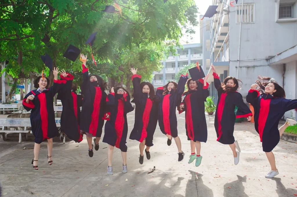 Sinh viên tốt nghiệp mặc áo lễ phục trước tòa nhà đại học