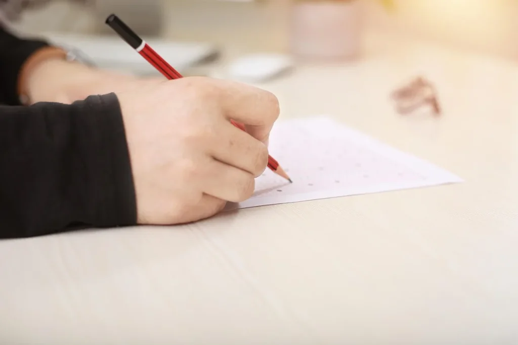 Thí sinh làm bài kiểm tra ngôn ngữ trong phòng thi yên tĩnh