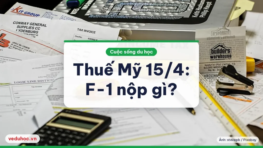 Bàn làm việc bày giấy tờ thuế, máy tính bỏ túi, bút và nhãn Income Tax, gợi việc chuẩn bị hồ sơ khai thuế