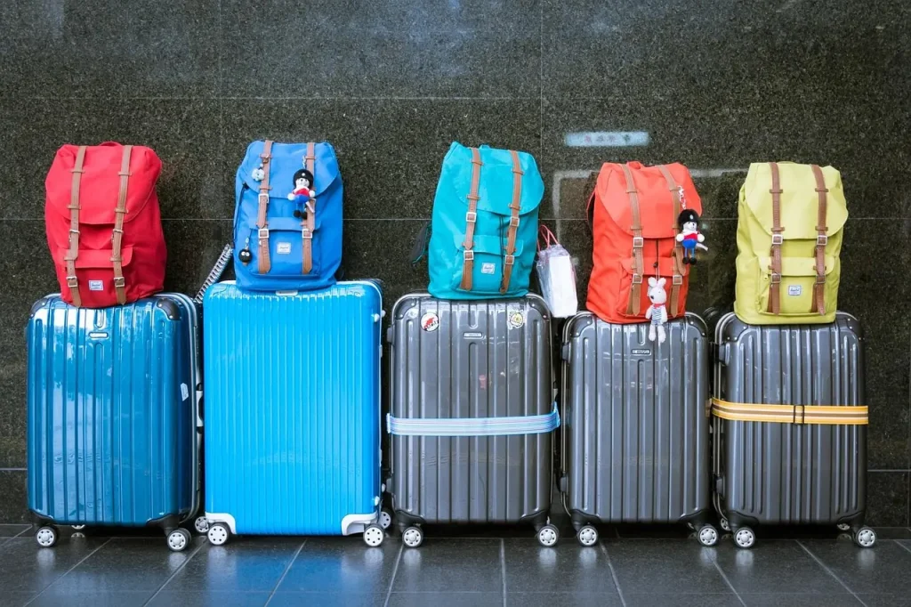 Vali để cạnh cửa kính trong nhà ga sân bay