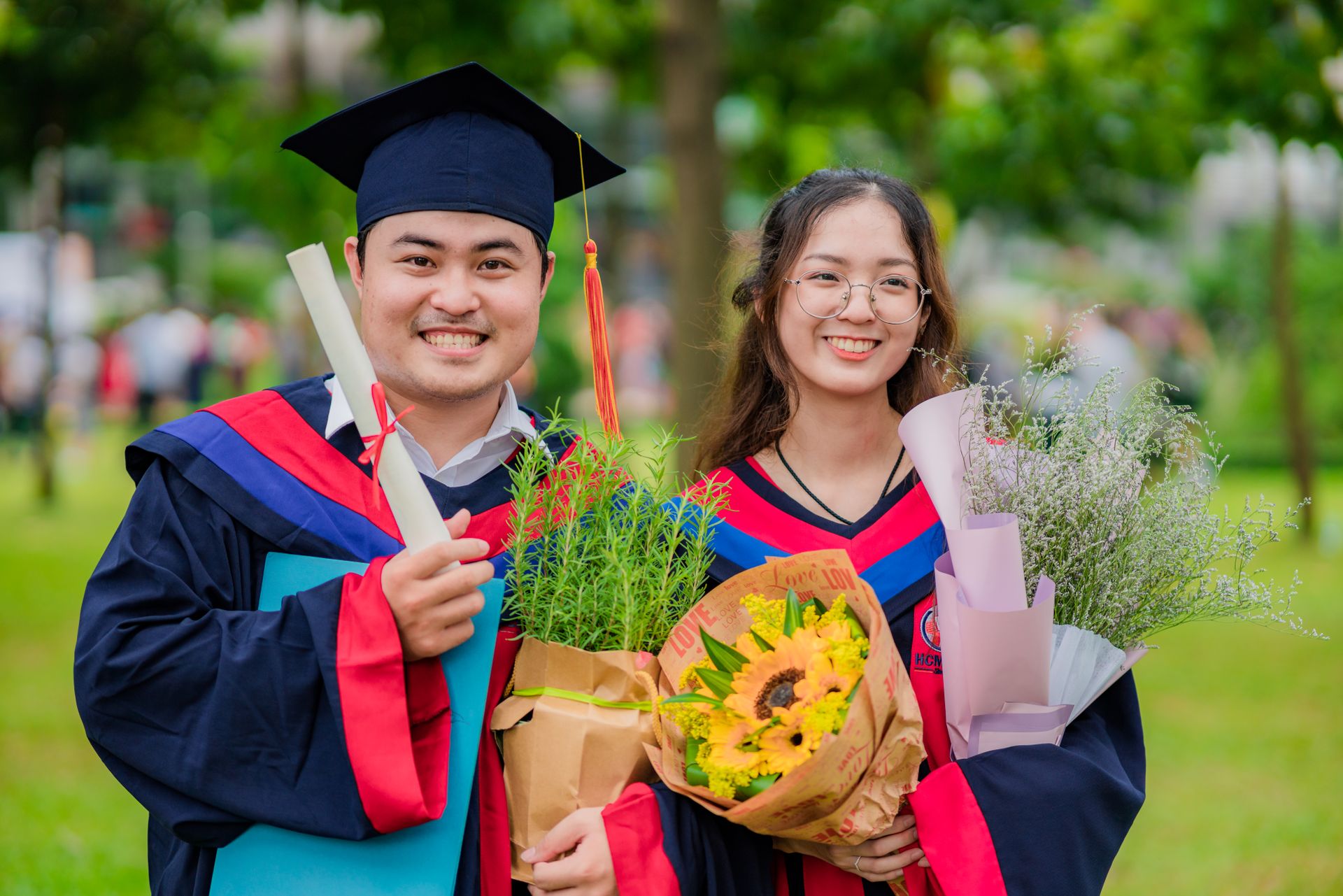 Bố mẹ sang dự lễ tốt nghiệp