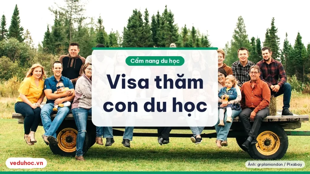 Nhóm gia đình ngồi chụp ảnh chung ngoài trời, gợi chuyến thăm thân của phụ huynh